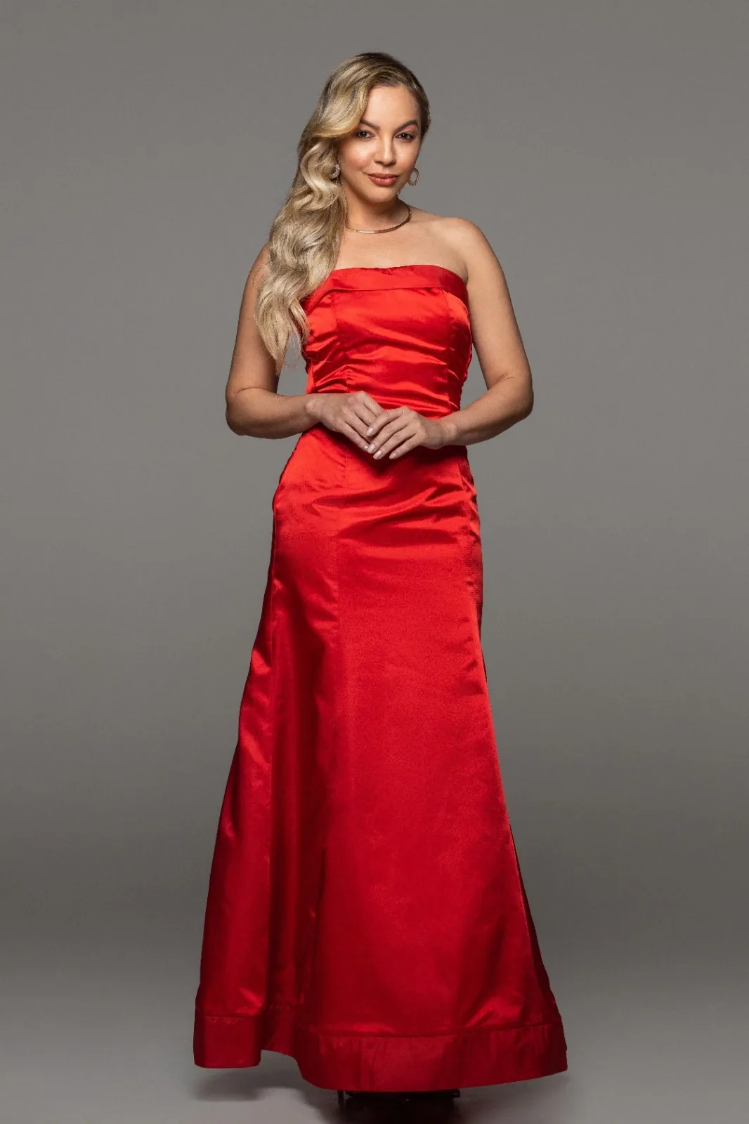 Roberta Graciana de vestido longo vermelho, em foto de estúdio